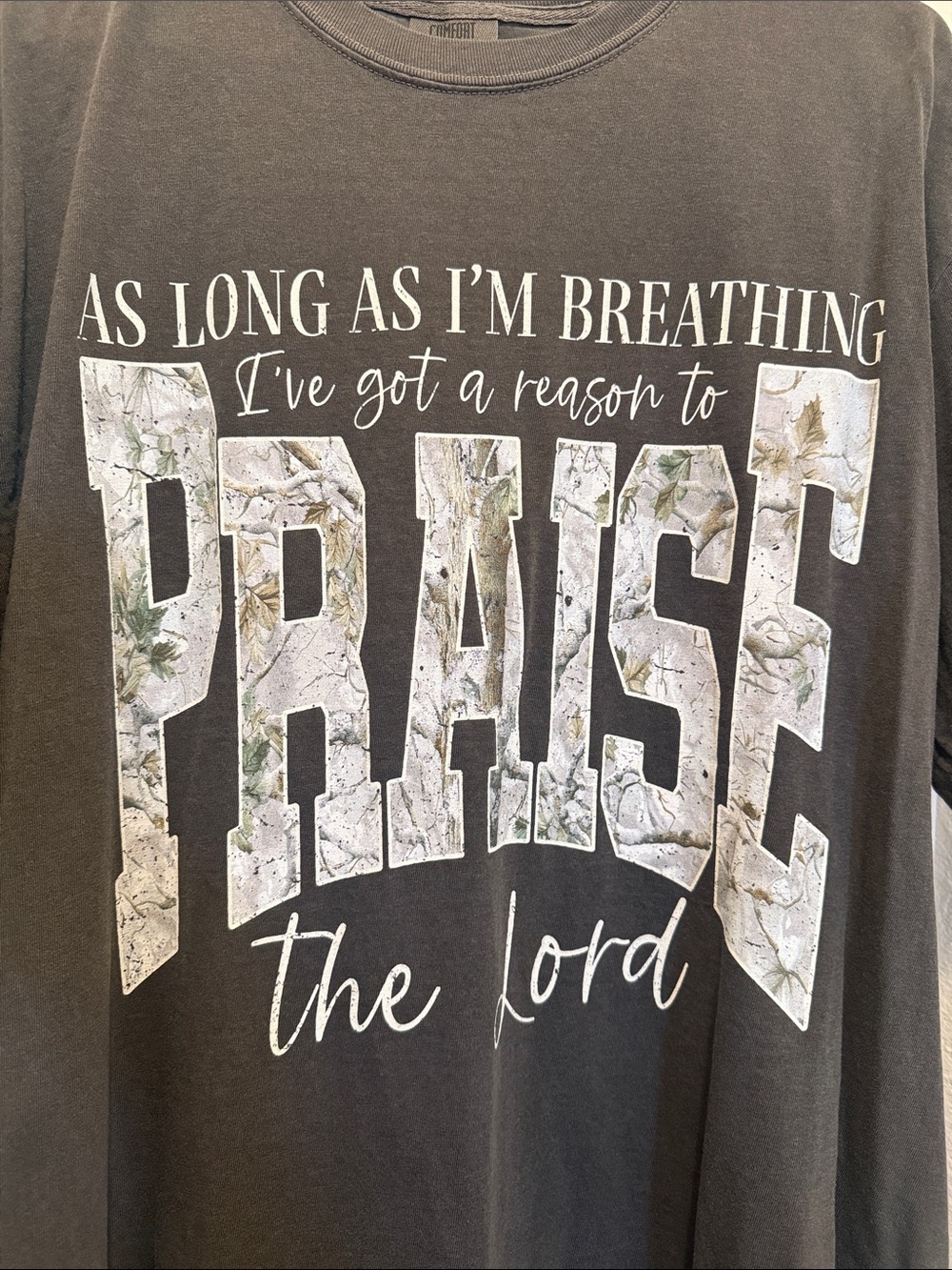 Comfort Colors Women's Dark Gray 'Praise the Lord' Graphic Tee